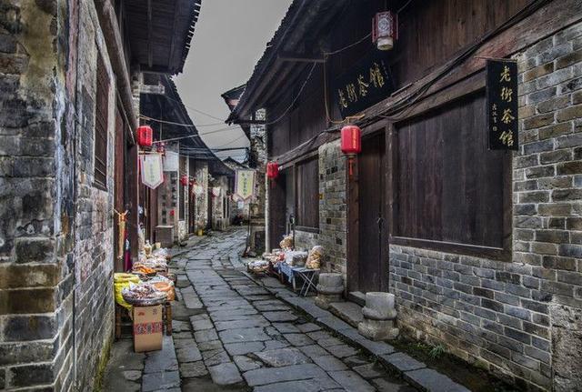 杨紫拍“荡秋千”戏为啥只露上半身?看到全景照,满屏都是尴尬